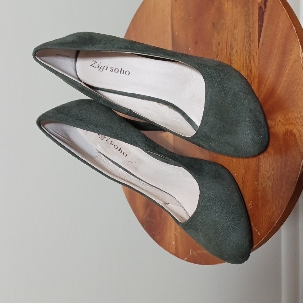 Zigi Soho womens high heels size 8 in a beautiful olive green color